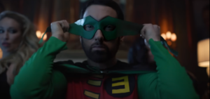 Eminem, vestido de "Rap Boy", como no clipe de "Without Me", hit de 20 anos atrás