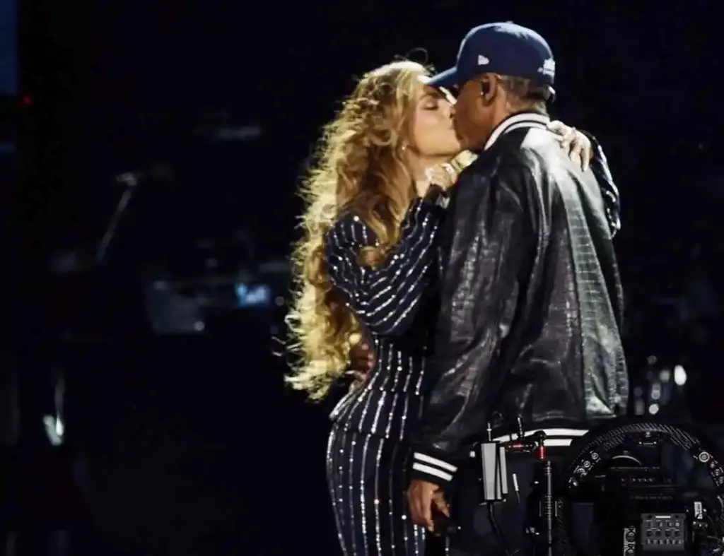Jay-Z e Beyoncé se beijam no show especial de 3 décadas de carreira do rapper, em NY
