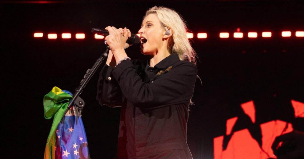 Emily Armstrong durante show do Linkin Park no show do Morumbis (Kelin Gnoatto/Brazil News)