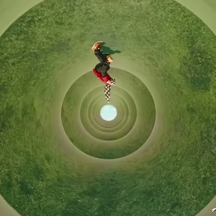 shroom-clouds-cena-tunel-asap-rocky Figura de cabeça para baixo no túnel circular de grama no clipe de Shroom Clouds, de A$AP Rocky