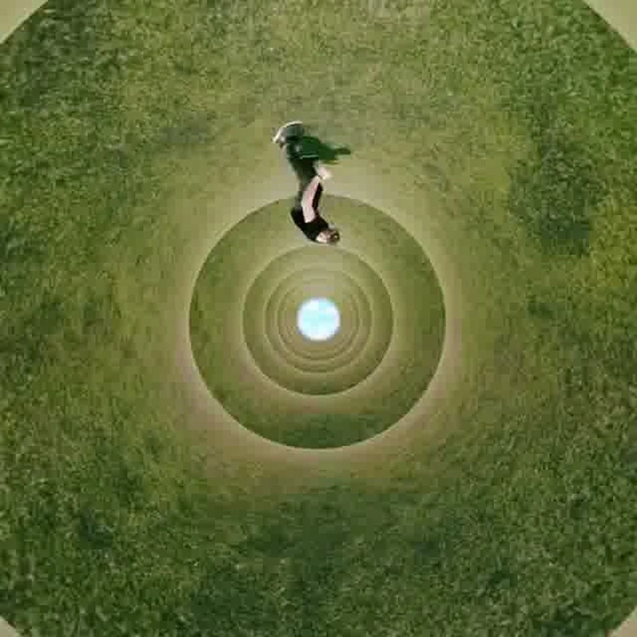 video-2019-ari-fararooy-cache-bunny-tunel Atleta de parkour Jason Paul de cabeça para baixo num túnel circular de grama, vídeo de 2019